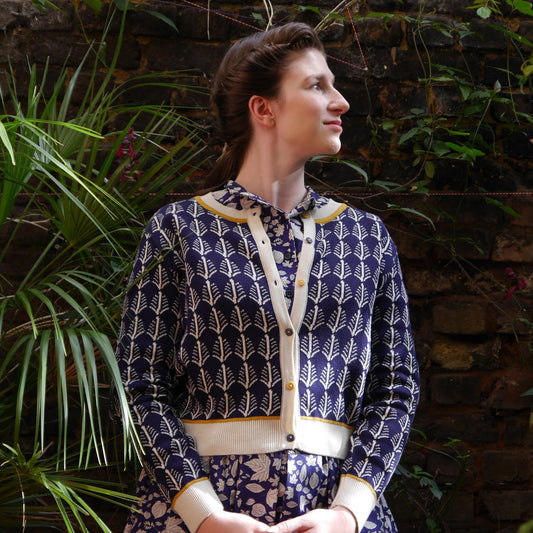 cardigan/jacquard navy cream feathers