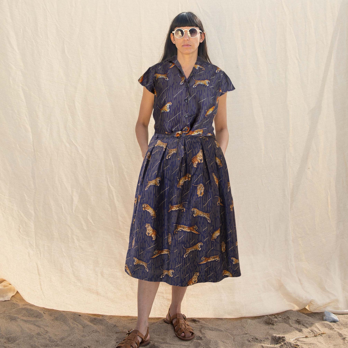 peggy/leaping tiger/navy