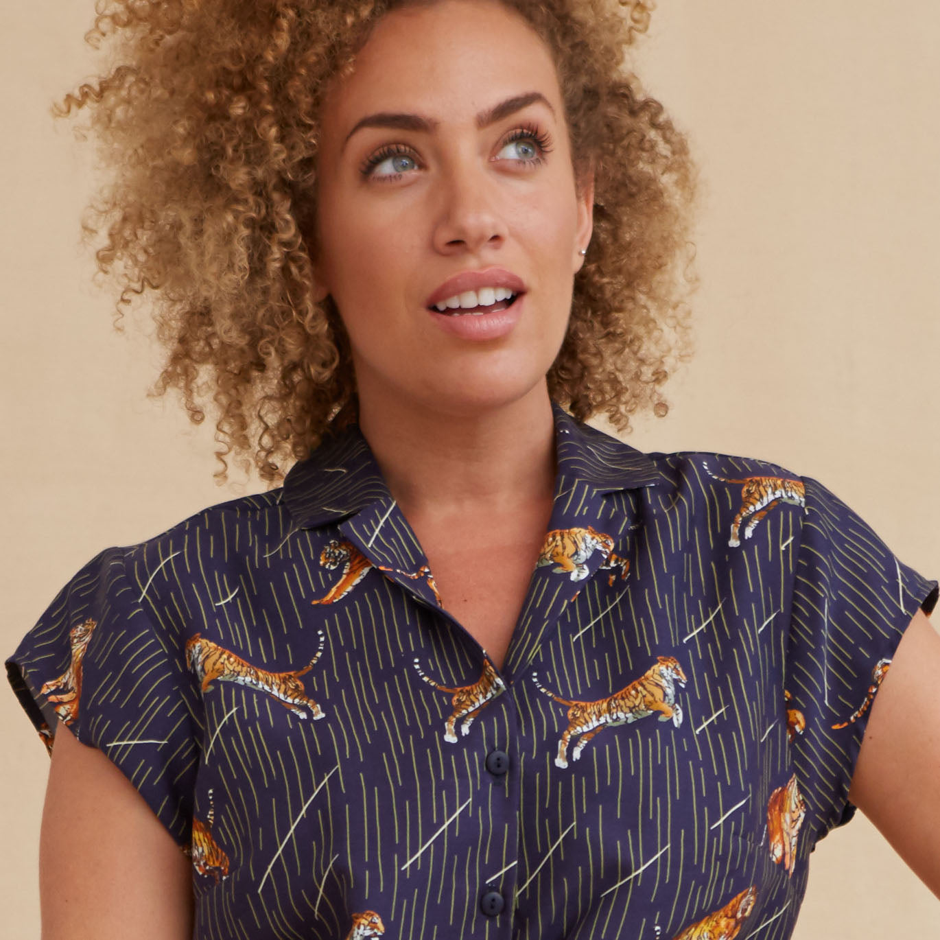 peggy/leaping tiger/navy
