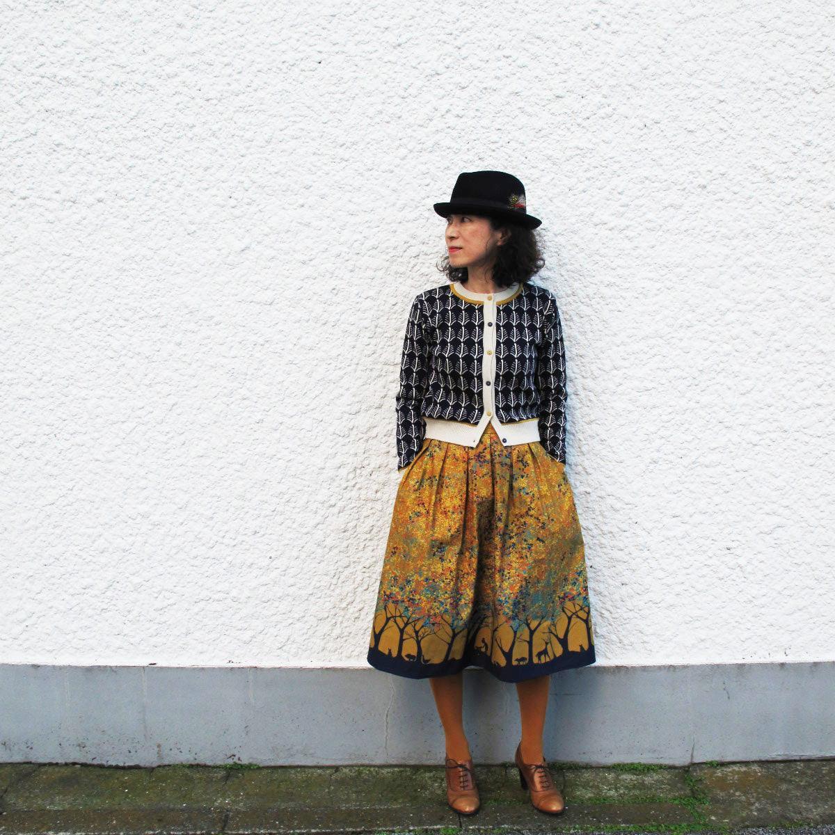 cardigan/jacquard navy cream feathers