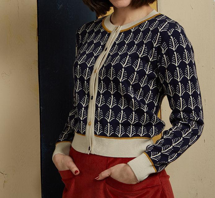 cardigan/jacquard navy cream feathers