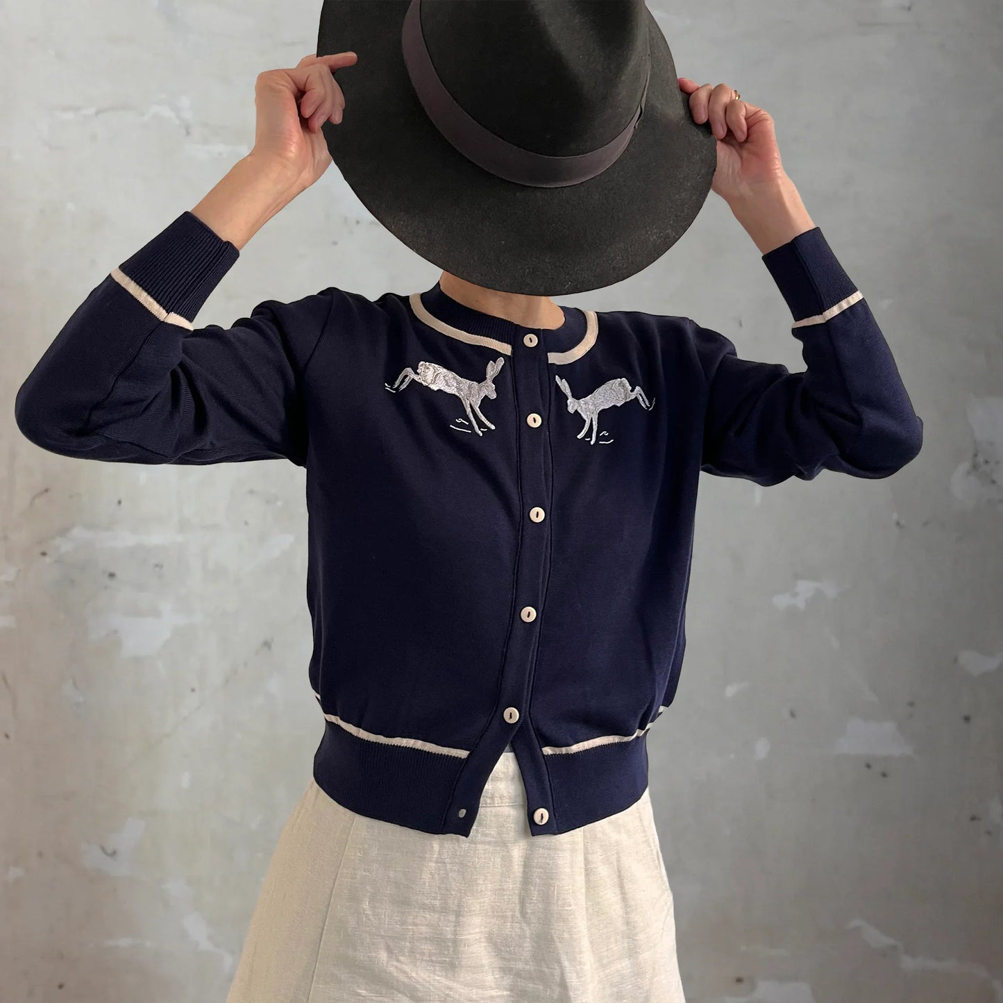 classic cardigan/hare/navy
