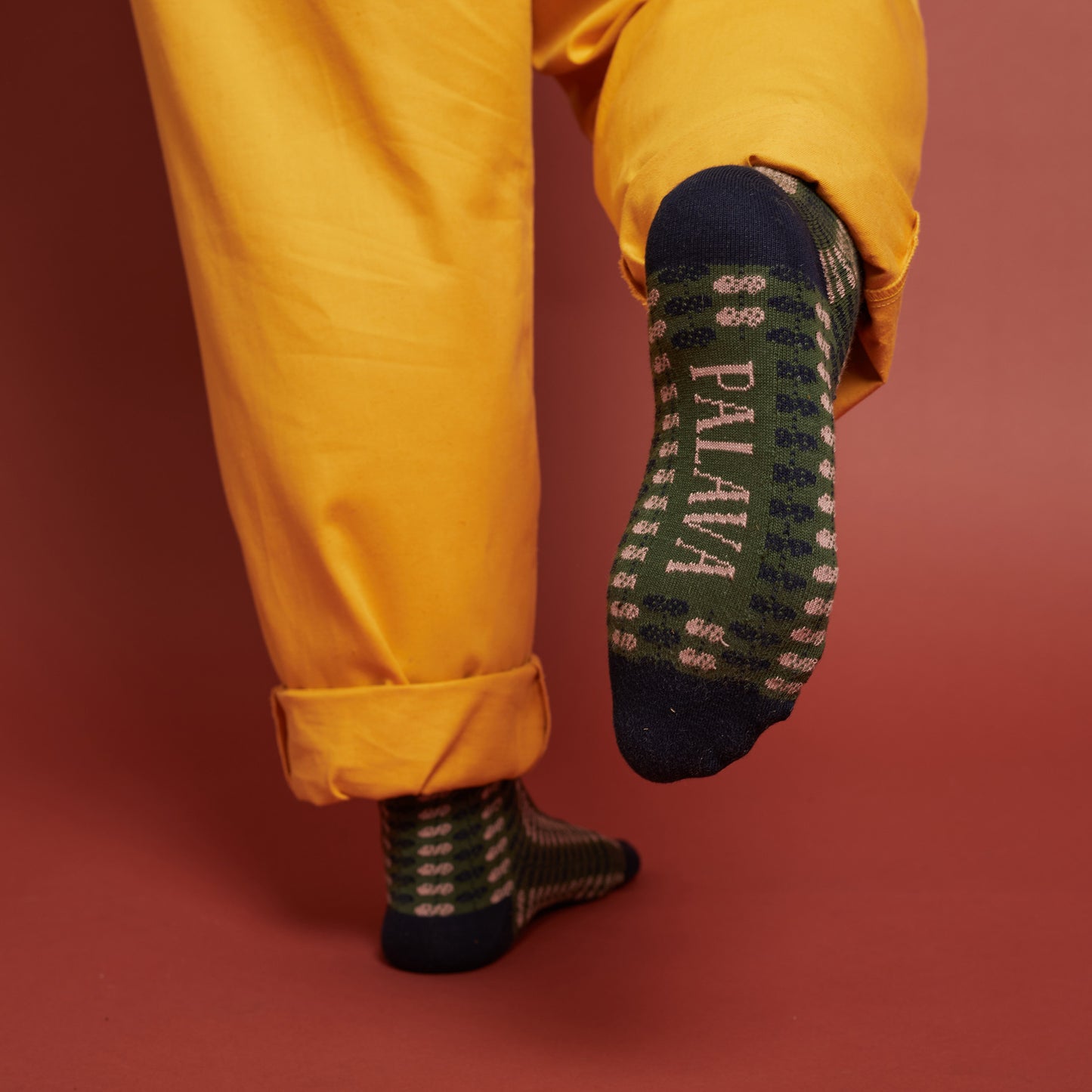 knee-high socks/pink/pinecones